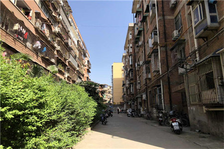 山水人家142平精装修三室证过两年85万可分期